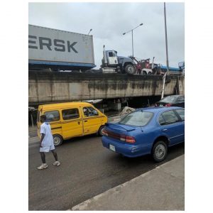 Container truck hanging on the Jibowu bridge, today, after a brake failure